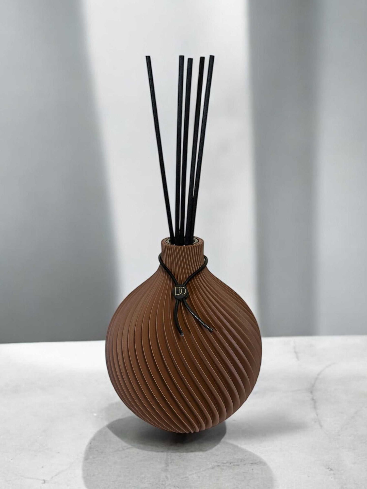 Élégant diffuseur de parfum en forme de globe, imprimé en 3D, pour une ambiance luxueuse.