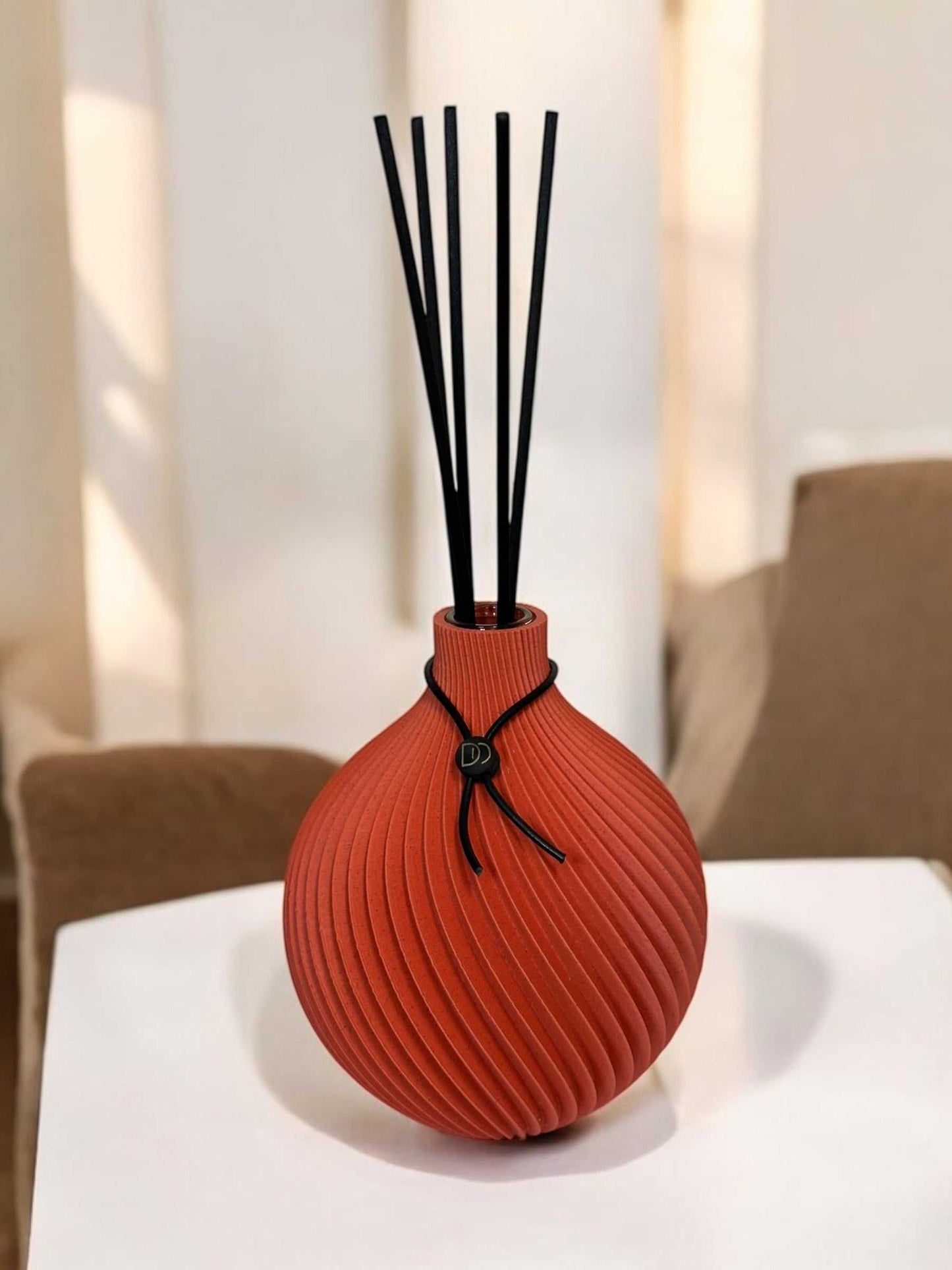 Elegant Globe Diffuser with Artistic Design for Luxurious Fragrance Ambiance
