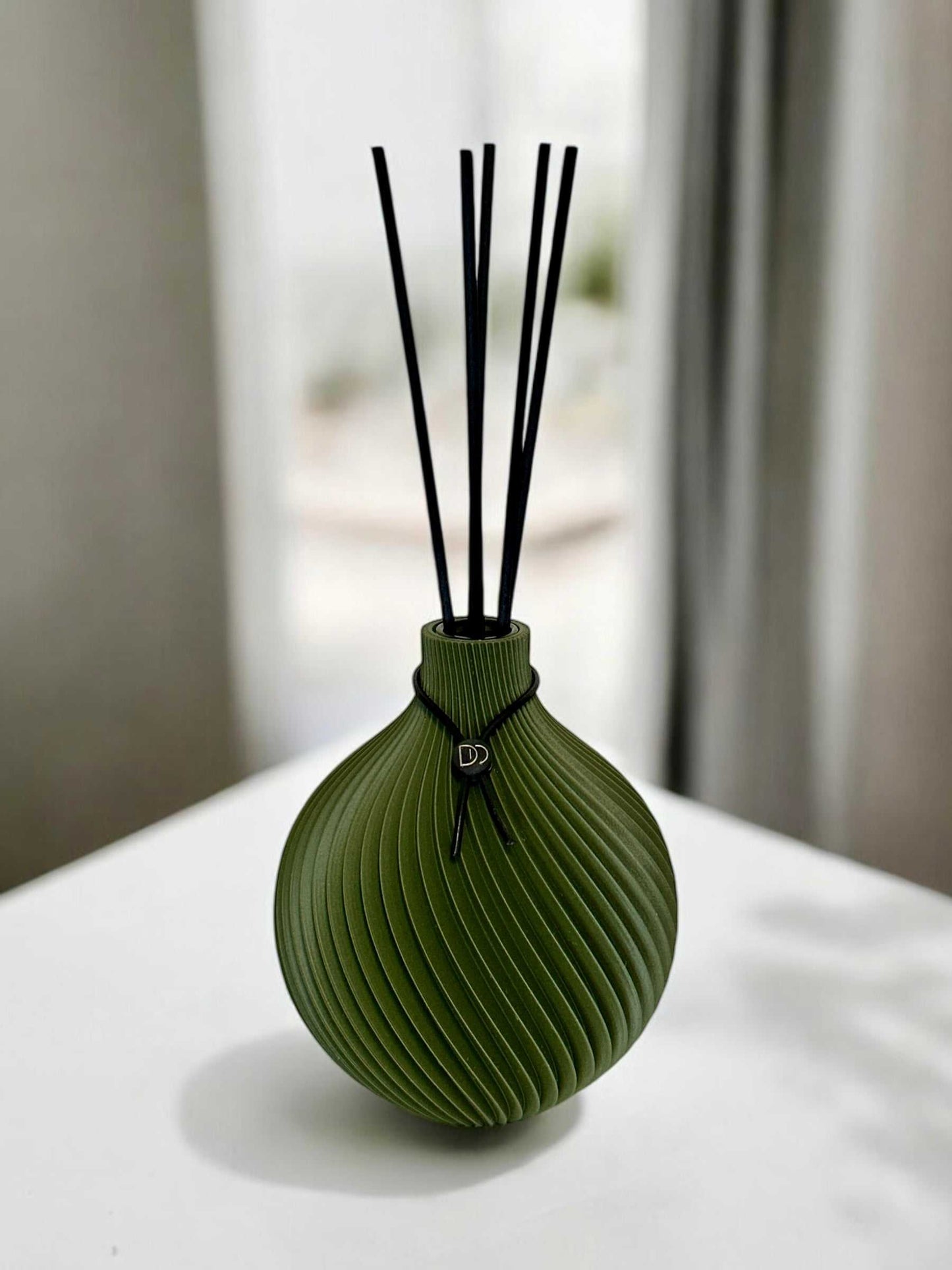 Elegant 3D printed globe-shaped diffuser for a refined and luxurious home atmosphere.