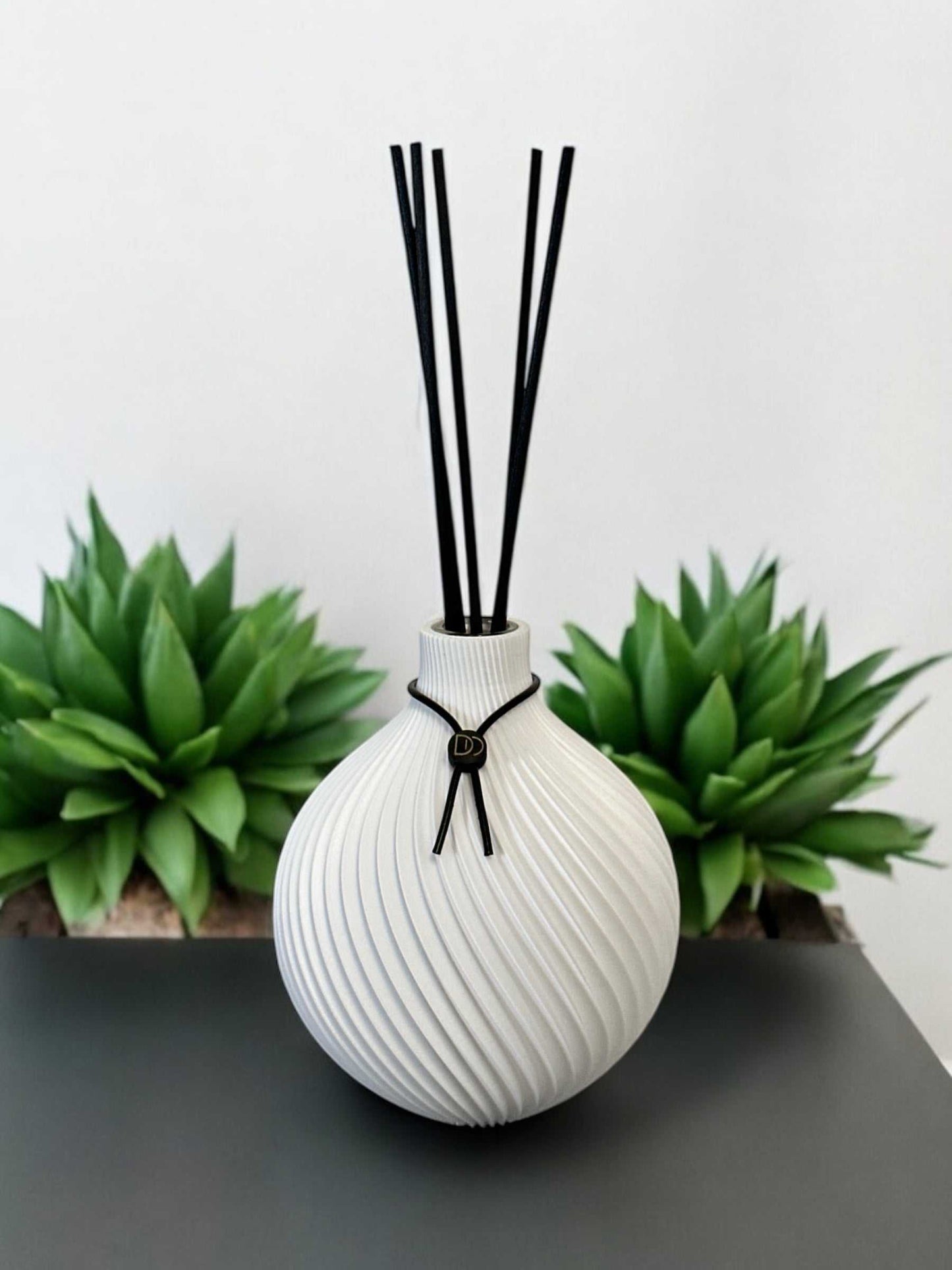 Élégant diffuseur de parfum en forme de globe, design raffiné, imprimé en 3D.