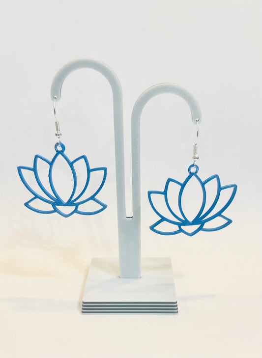Boucles d'oreilles Lotus bleu ajourées en PLA, design fleur, sur support.