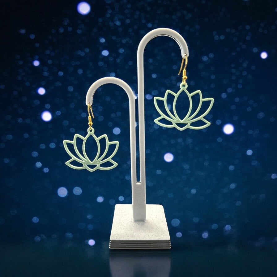 Boucles d'oreilles Lotus ajourées design fleur corail, élégantes et légères, en vitrine.