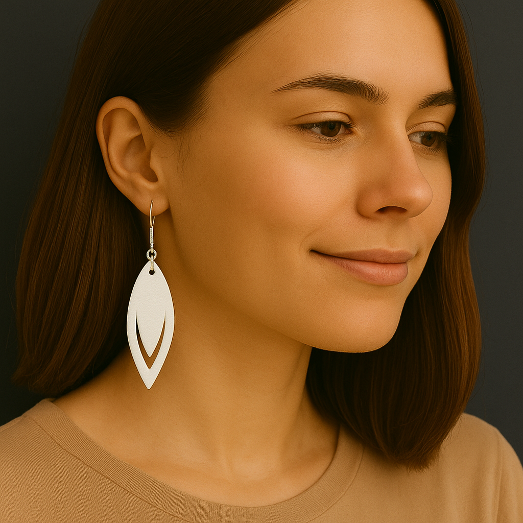 Boucles d'oreilles Luma with bronze textured finish, stylized drop shape, worn by a woman.