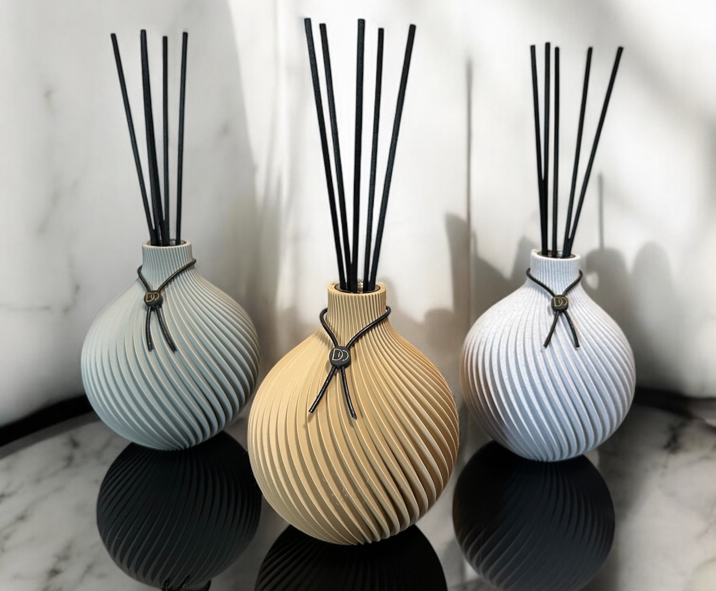 Diffuseur de parfum Globe et élégant sur une table, créant une ambiance chic et sophistiquée.