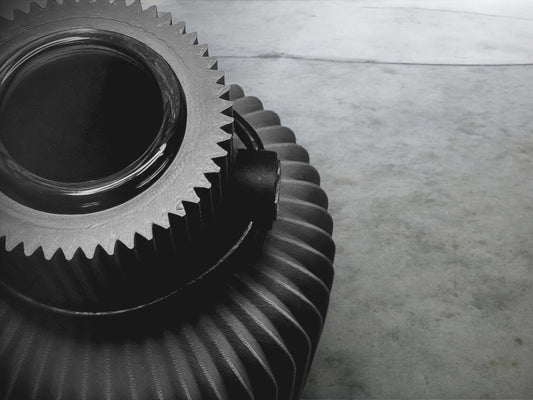 Tube en verre élégant pour diffuseur de parfum sur surface grise.