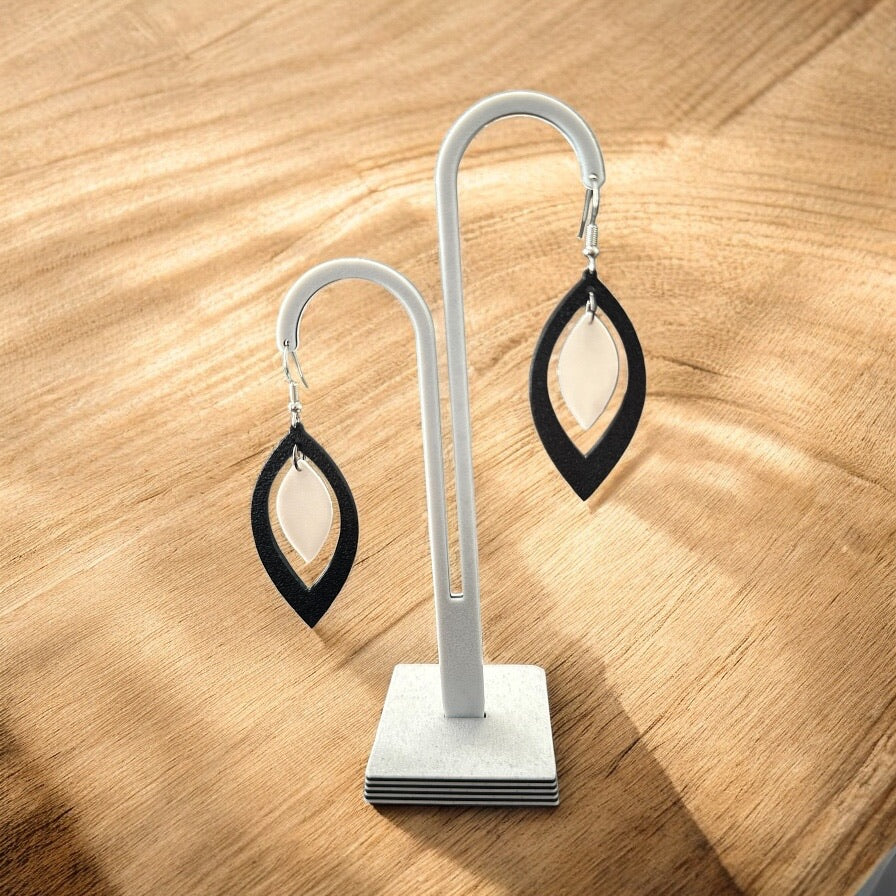 Boucles d'oreilles Élégance Bicolore en forme de goutte, design blanc nacré et noir, bijoux modernes et légers.