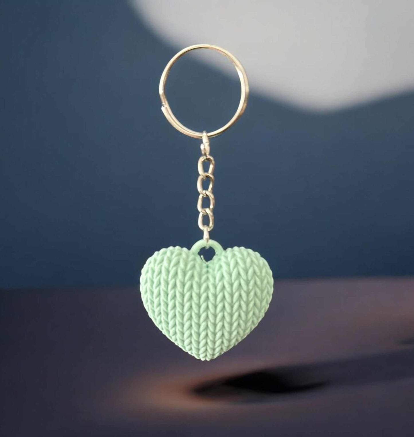 Heart-shaped knitted keychain with 3D detail, Porte clefs Coeur.