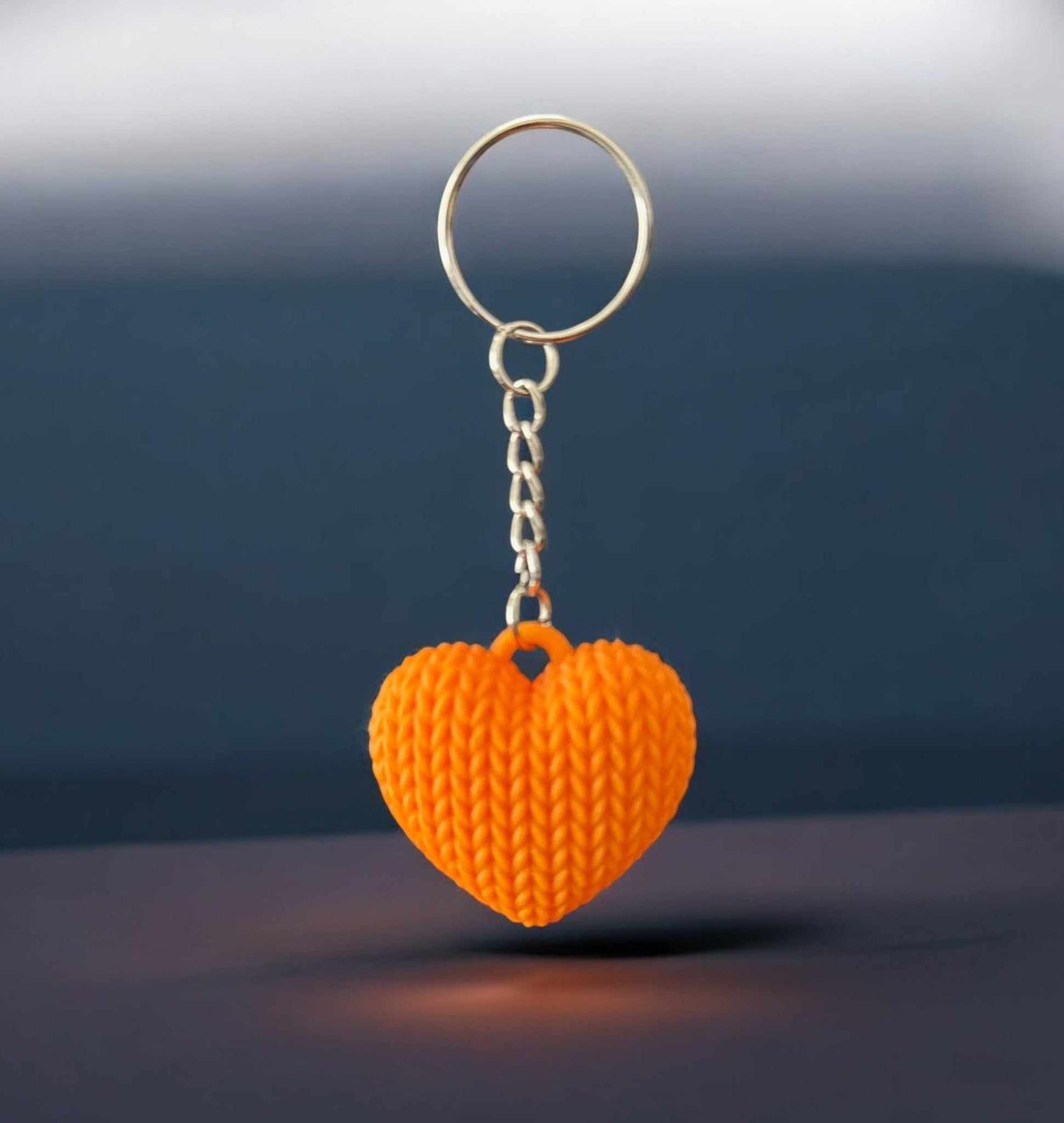 Porte-clefs Coeur Douillet orange en forme de cœur tricoté.