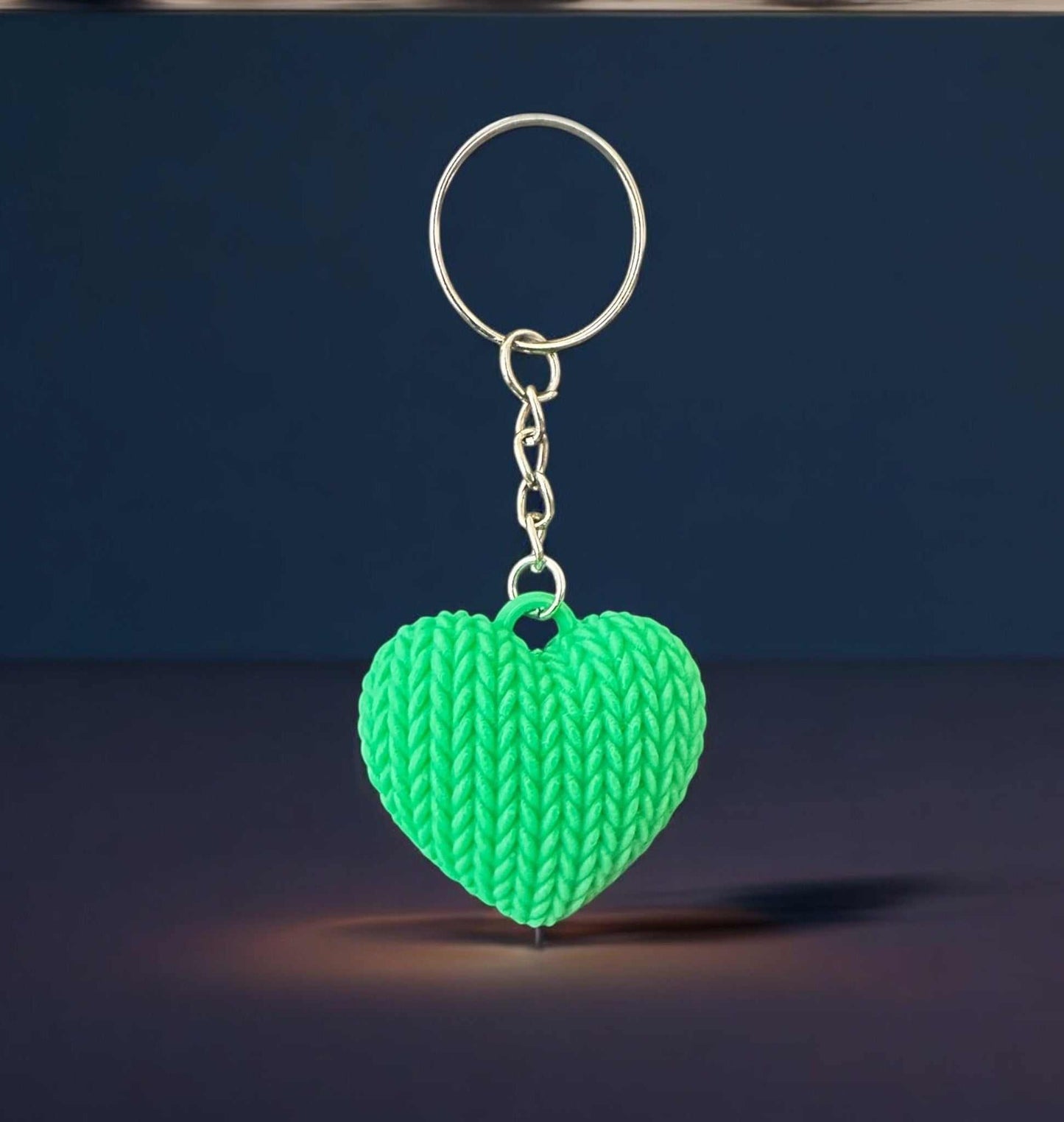 Heart-shaped knitted keychain, Porte clefs Coeur, with realistic texture and green color.