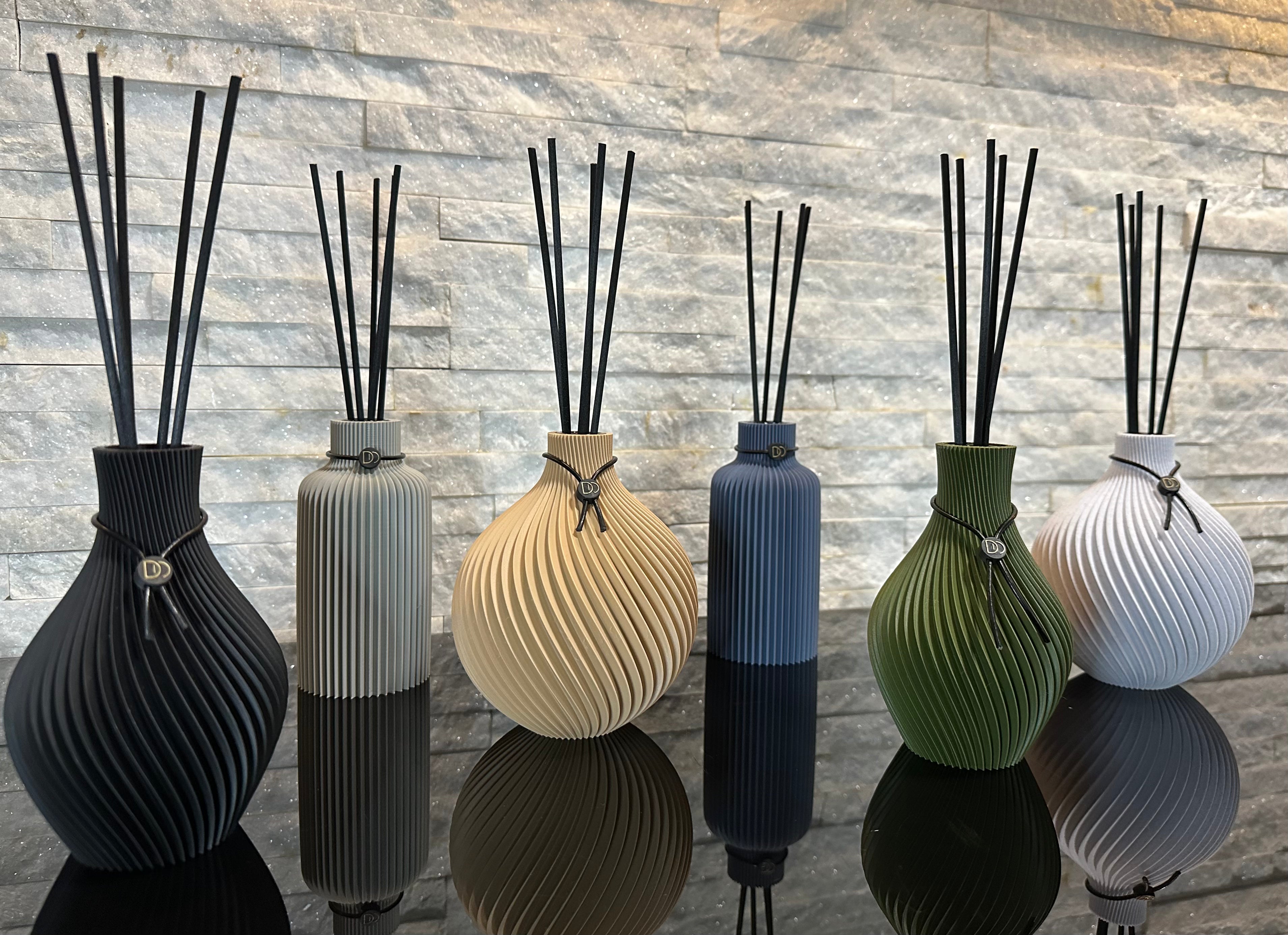 Diffuseur de parfum Globe et élégant sur une table, créant une ambiance chic et sophistiquée.