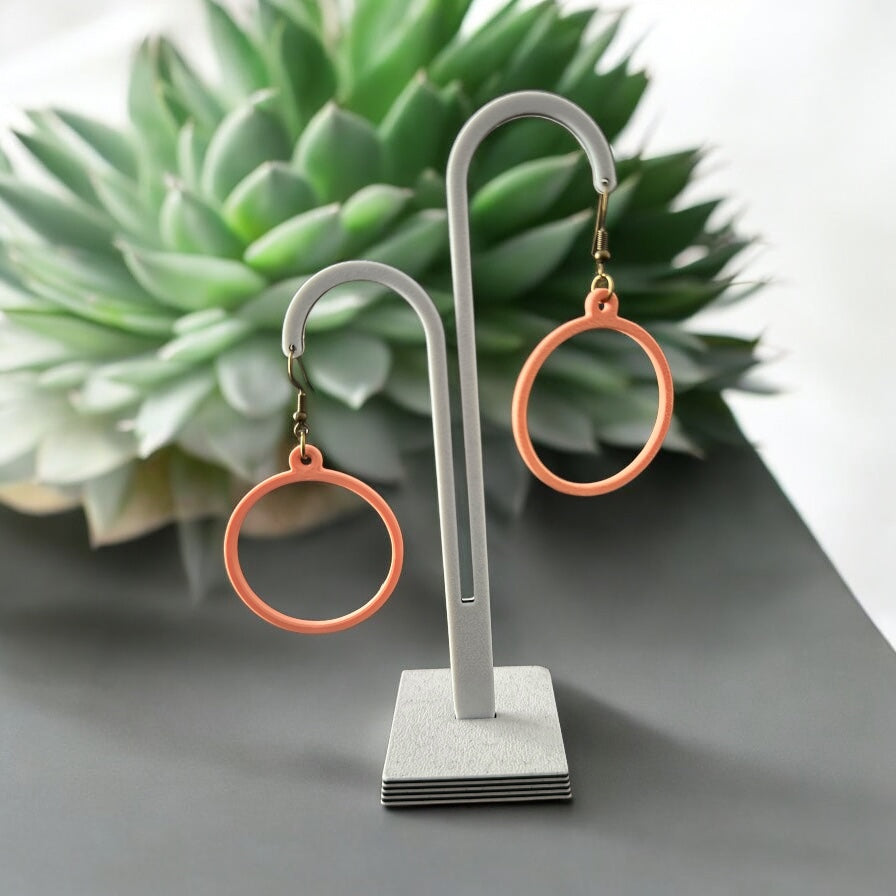 Boucles d’oreilles créoles légères et scintillantes imprimées en 3D, finition brillante, avec attache en argent ou plaqué or.