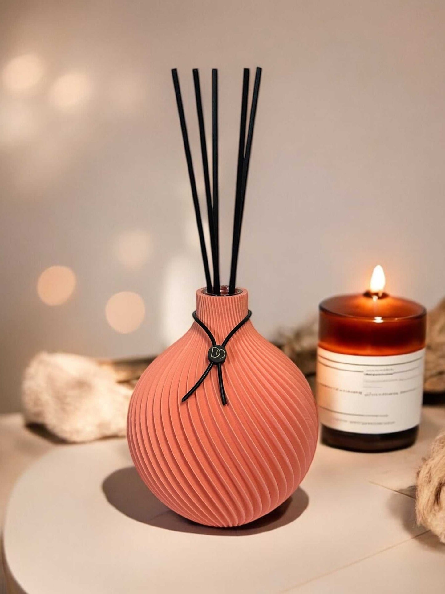 Élégant diffuseur de parfum en forme de globe avec design raffiné.