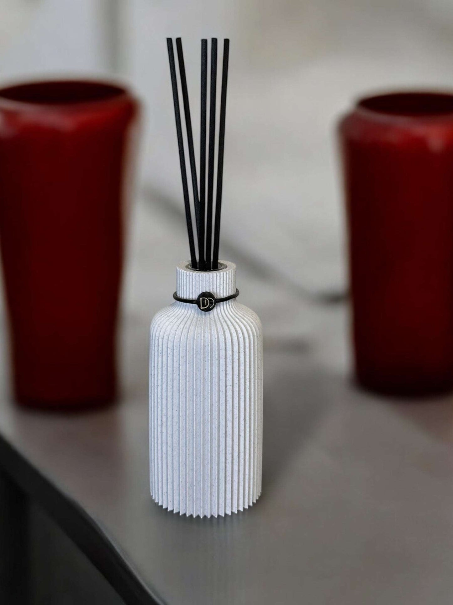 Diffuseur de parfum minimaliste et élégant sur une table, créant une ambiance chic et sophistiquée.