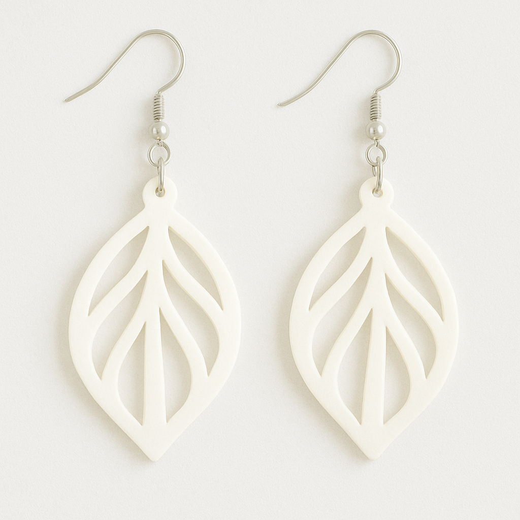 Boucles d’oreilles Feuille Végétale blanches en PLA écologique, légères et design ajouré nature.
