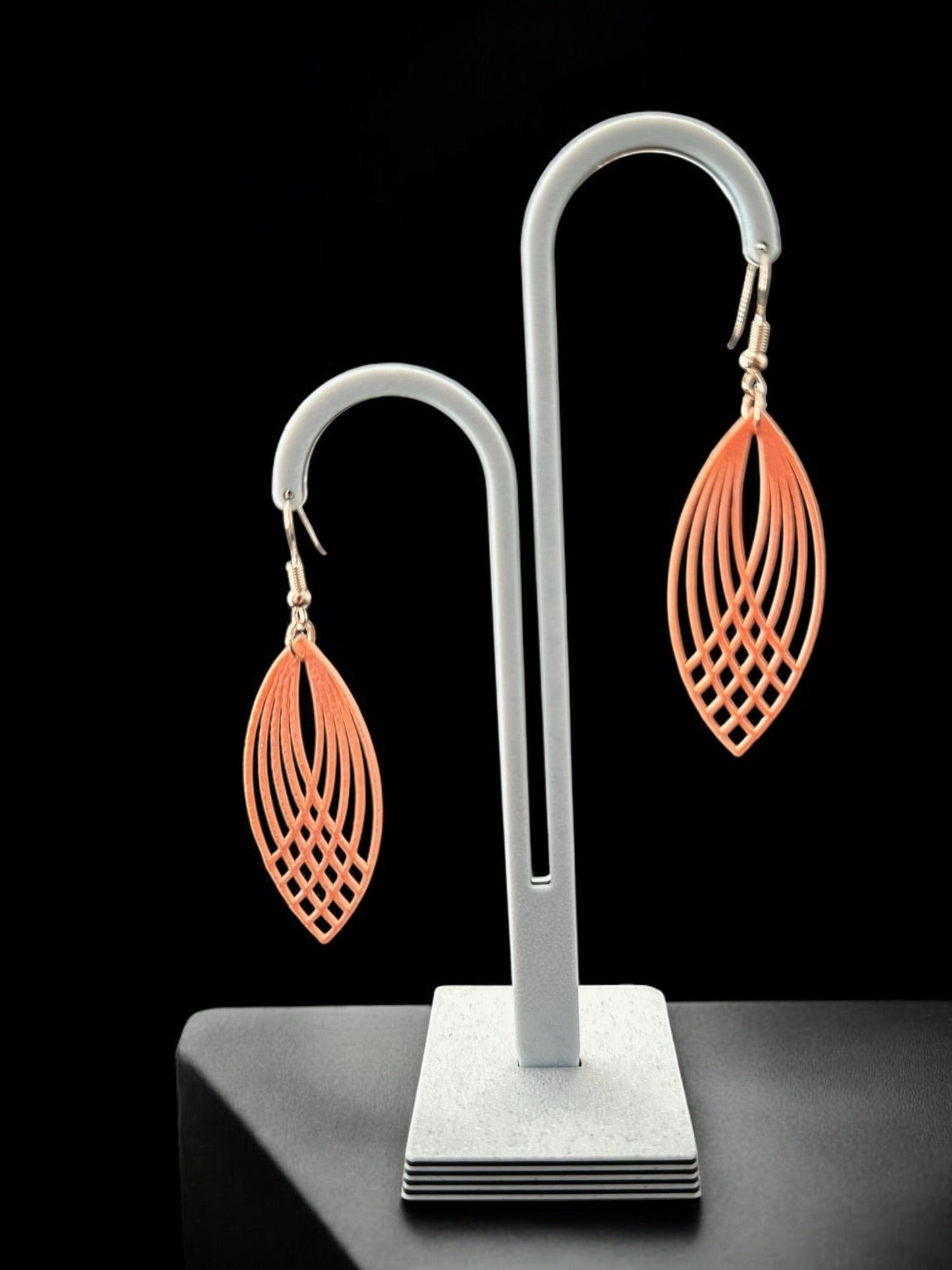 Boucles d'oreilles Pluma sur support, design plume géométrique ajourée, couleur menthe givrée, élégantes et légères.