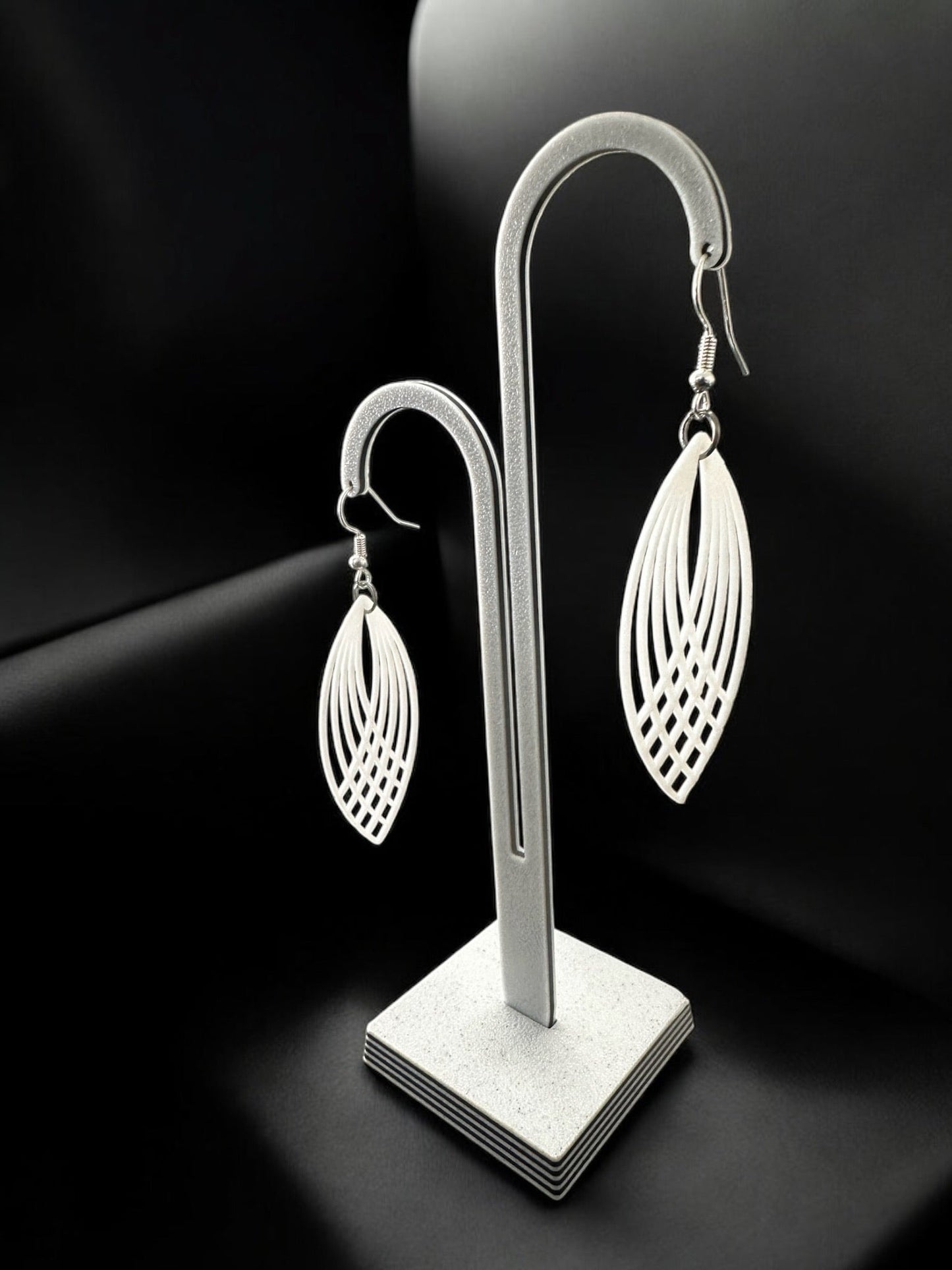 Boucles d'oreilles Pluma légères, design plume ajourée, couleur menthe givrée, élégance et raffinement.