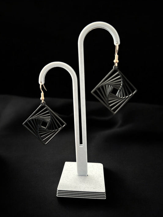 Boucles d'oreilles Twina en forme de losange spirale, design moderne ivoire mat, fabriquées en France.