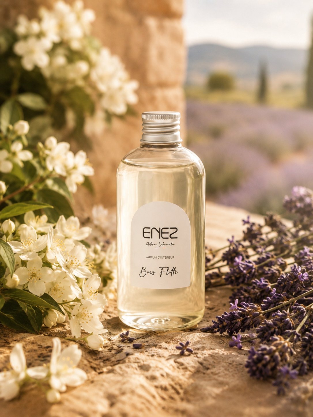 Parfums d'ambiance artisanaux de Grasse entourés de jasmin et lavande