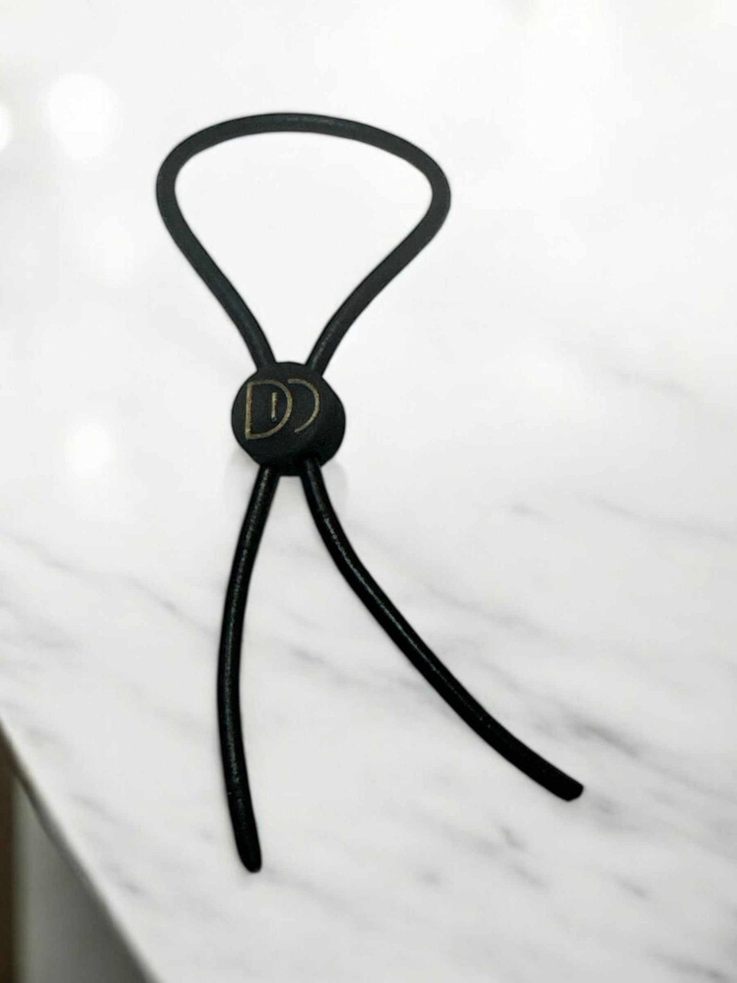 Bagues lacées en cuir artisanales pour diffuseurs sophistiqués.