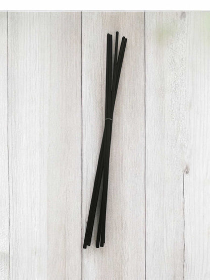 Bâtonnets diffuseurs pour aromathérapie luxueuse sur fond en bois.
