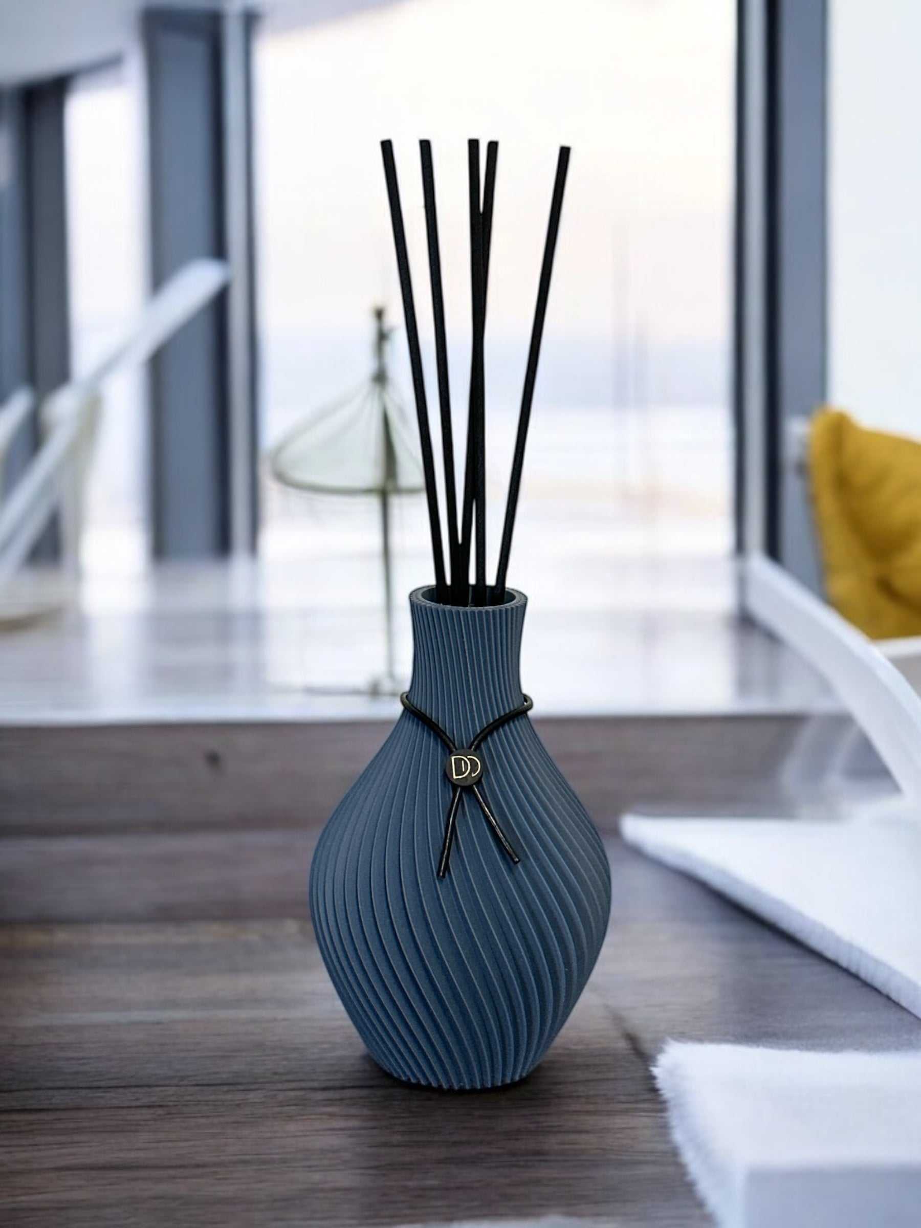 Diffuseur de parfum élégant en forme d'amphore pour intérieur raffiné.