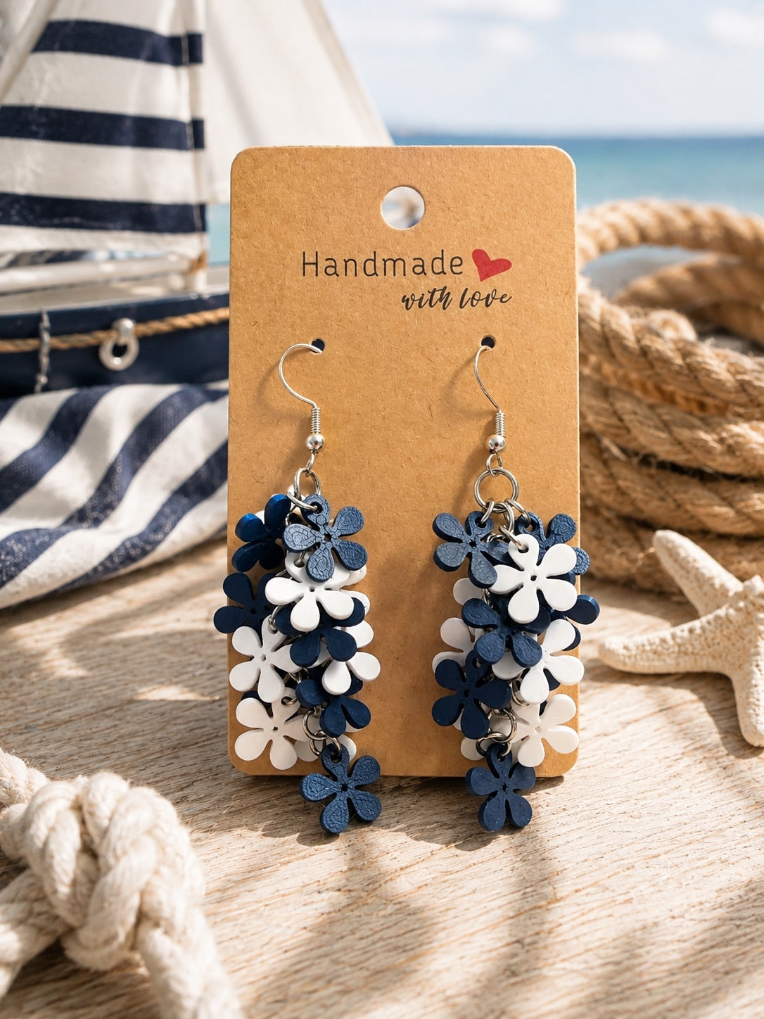 Boucles d’oreilles Fleurs en Folie Marinière, création florale bleu et blanc au style marin