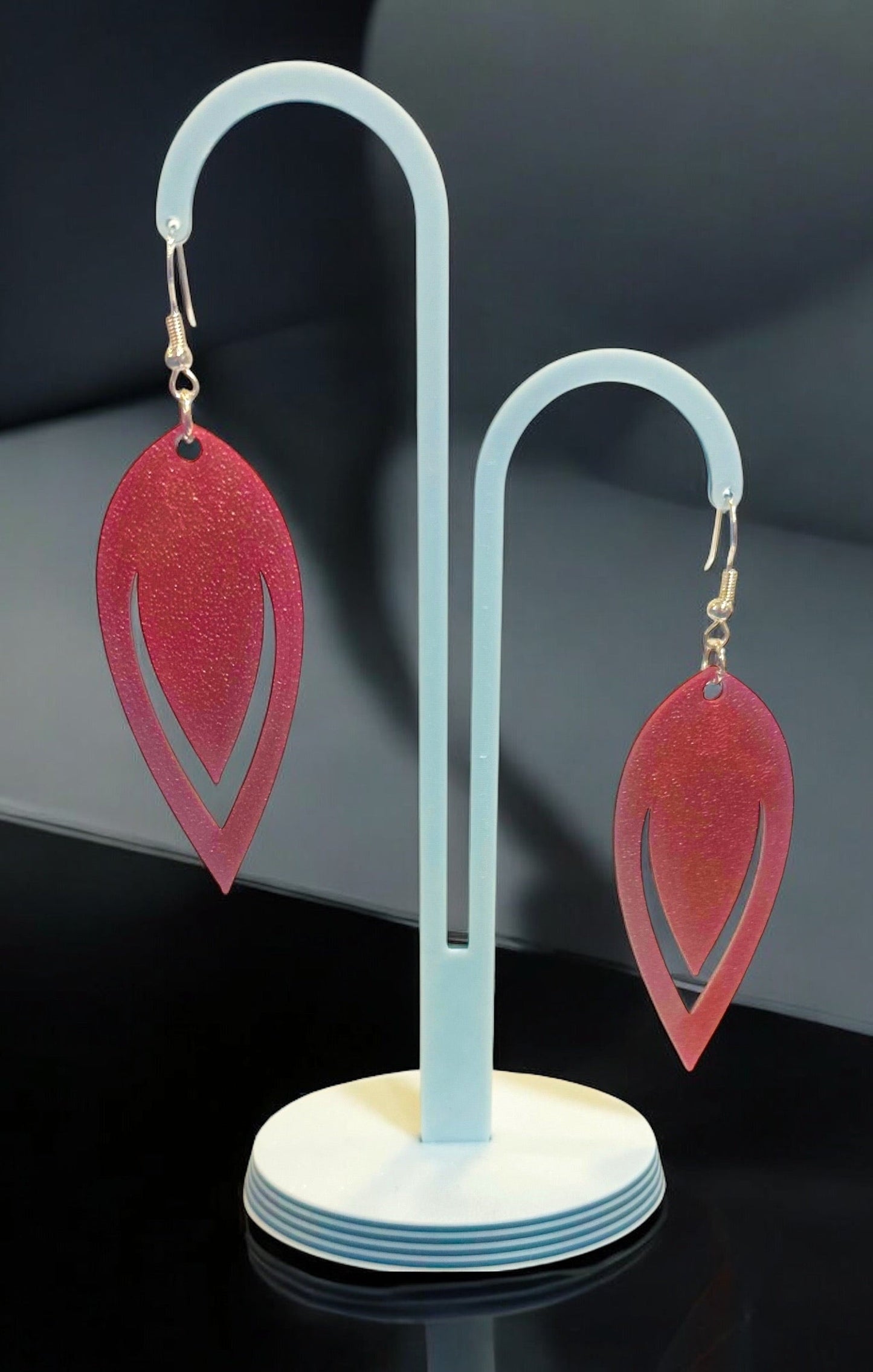 Boucles d'oreilles Luma en forme de goutte ajourée avec finition bronze texturée, montées sur un support et fabriquées en PLA biosourcé.
