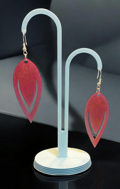 Boucles d'oreilles Luma en forme de goutte ajourée avec finition bronze texturée, montées sur un support et fabriquées en PLA biosourcé.