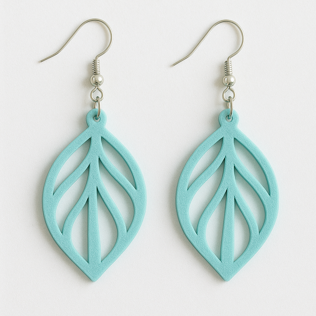 Boucles d’oreilles Feuille Végétale légères en PLA bleu turquoise, design ajouré et attaché argent 925, élégance naturelle.
