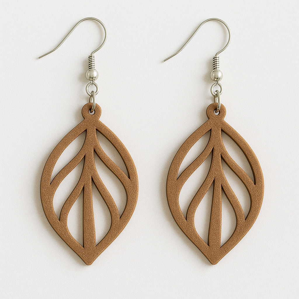 Boucles d’oreilles Feuille Végétale en PLA biosourcé marron ajouré, légères et élégantes, avec attache argentée.
