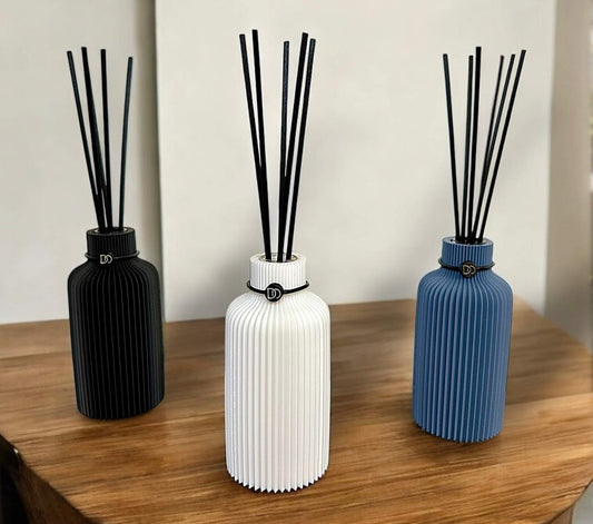 Diffuseur de parfum minimaliste et élégant sur une table, créant une ambiance chic et sophistiquée.