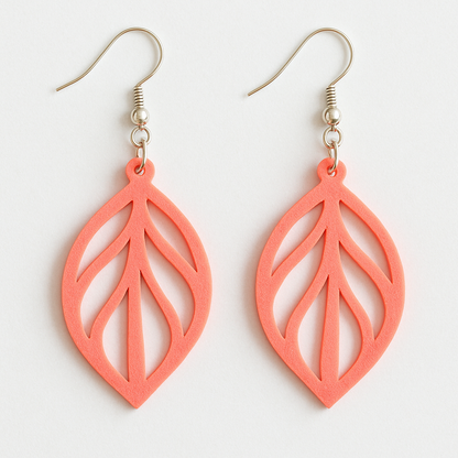 Boucles d'oreilles Feuille Végétale légères en PLA biosourcé couleur corail avec attaches argent 925, design ajouré naturel.