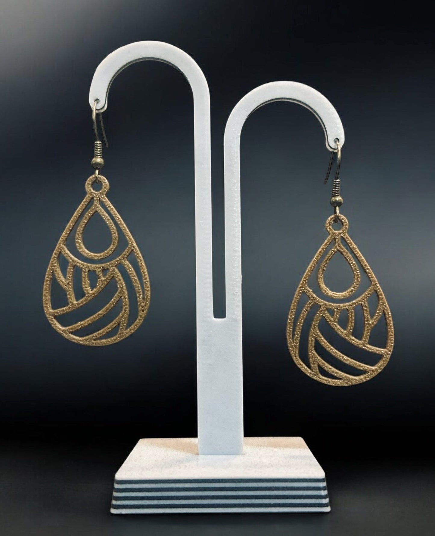 Boucles d'oreilles Dropa en forme de goutte ajourée, finition brillante, design moderne et artisanal, attache en argent 925, fabriquées en France.