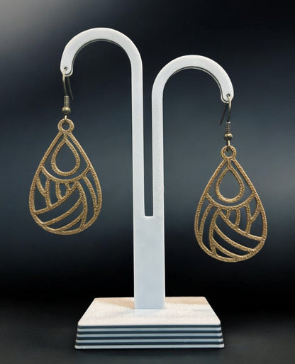 Boucles d'oreilles Dropa en forme de goutte ajourée, finition brillante, design moderne et artisanal, attache en argent 925, fabriquées en France.
