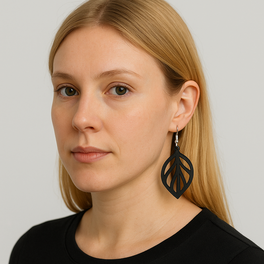 Boucles d’oreilles Feuille Végétale noire légère en PLA biosourcé imprimée 3D portée par femme blonde