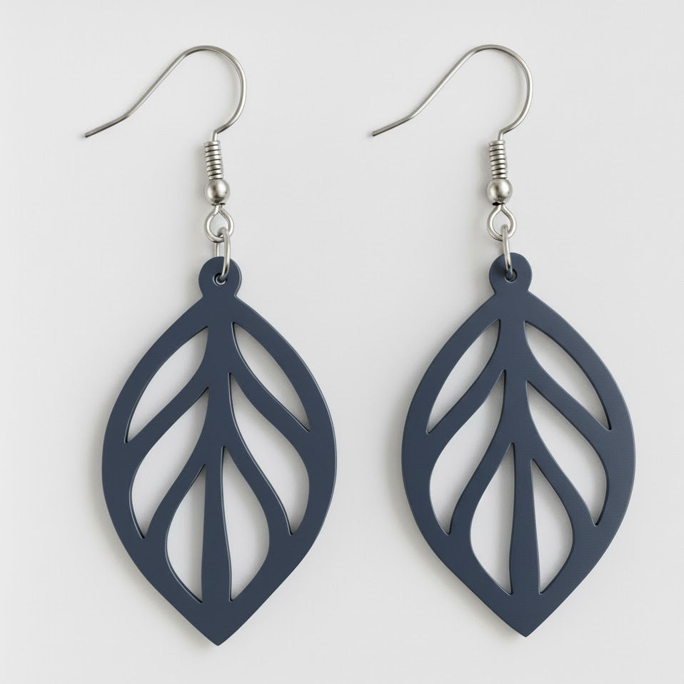 Boucles d’oreilles Feuille Végétale bleu marine légère en PLA écologique avec attache argent 925 design ajouré nature élégante.