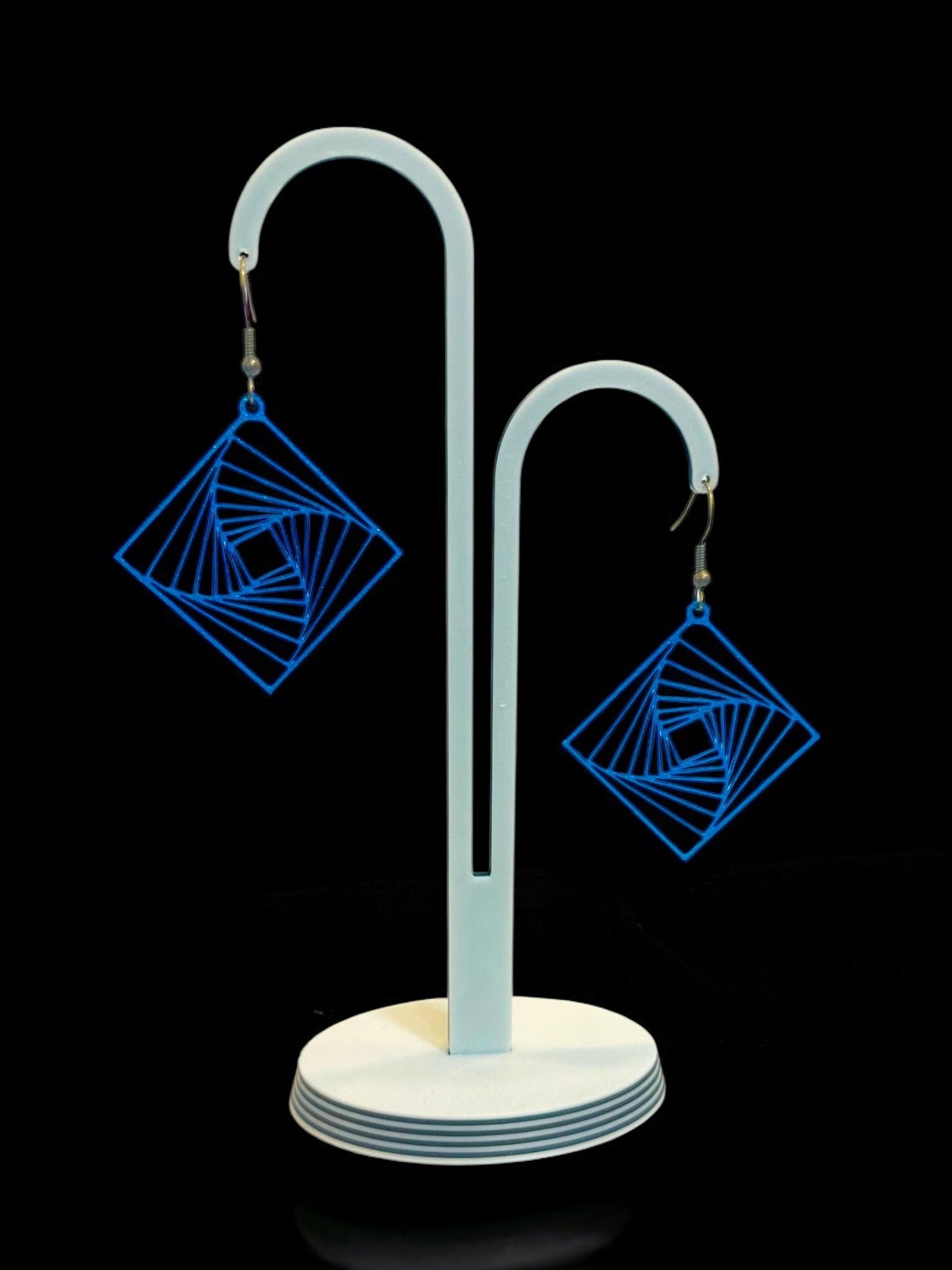 Boucles d'oreilles Twina spirale géométrique losange, ivoire mat, design moderne.