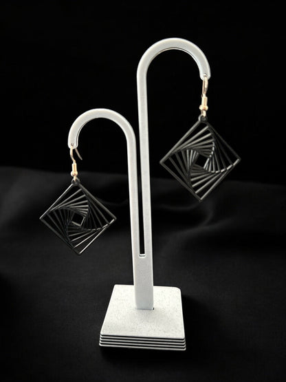 Boucles d'oreilles Twina en forme de losange spirale, design moderne ivoire mat, fabriquées en France.