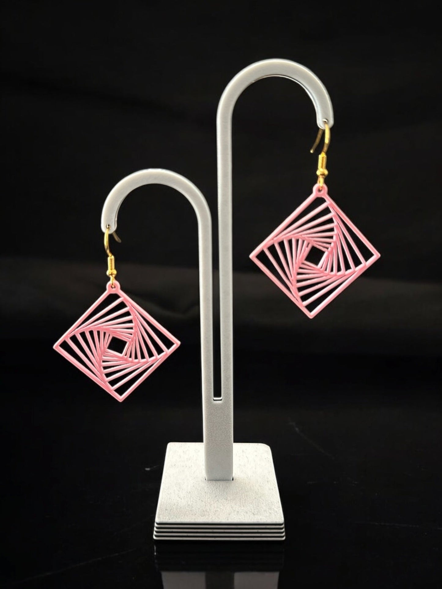 Boucles d'oreilles Twina en forme de losange, spirale géométrique, ivoire mat, design moderne.